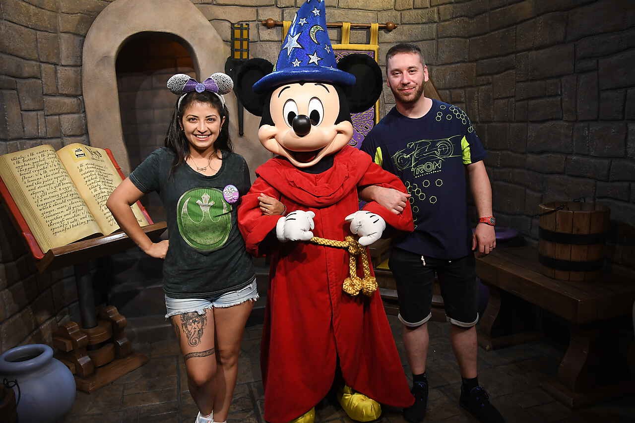 Karen junto a Mickey Mouse hechicero en Fantasyland, Magic Kingdom